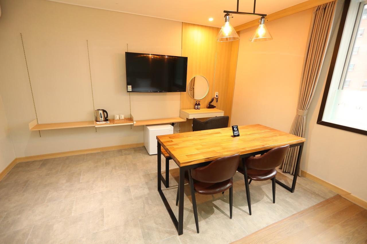 The First Hotel Changwon Bagian luar foto