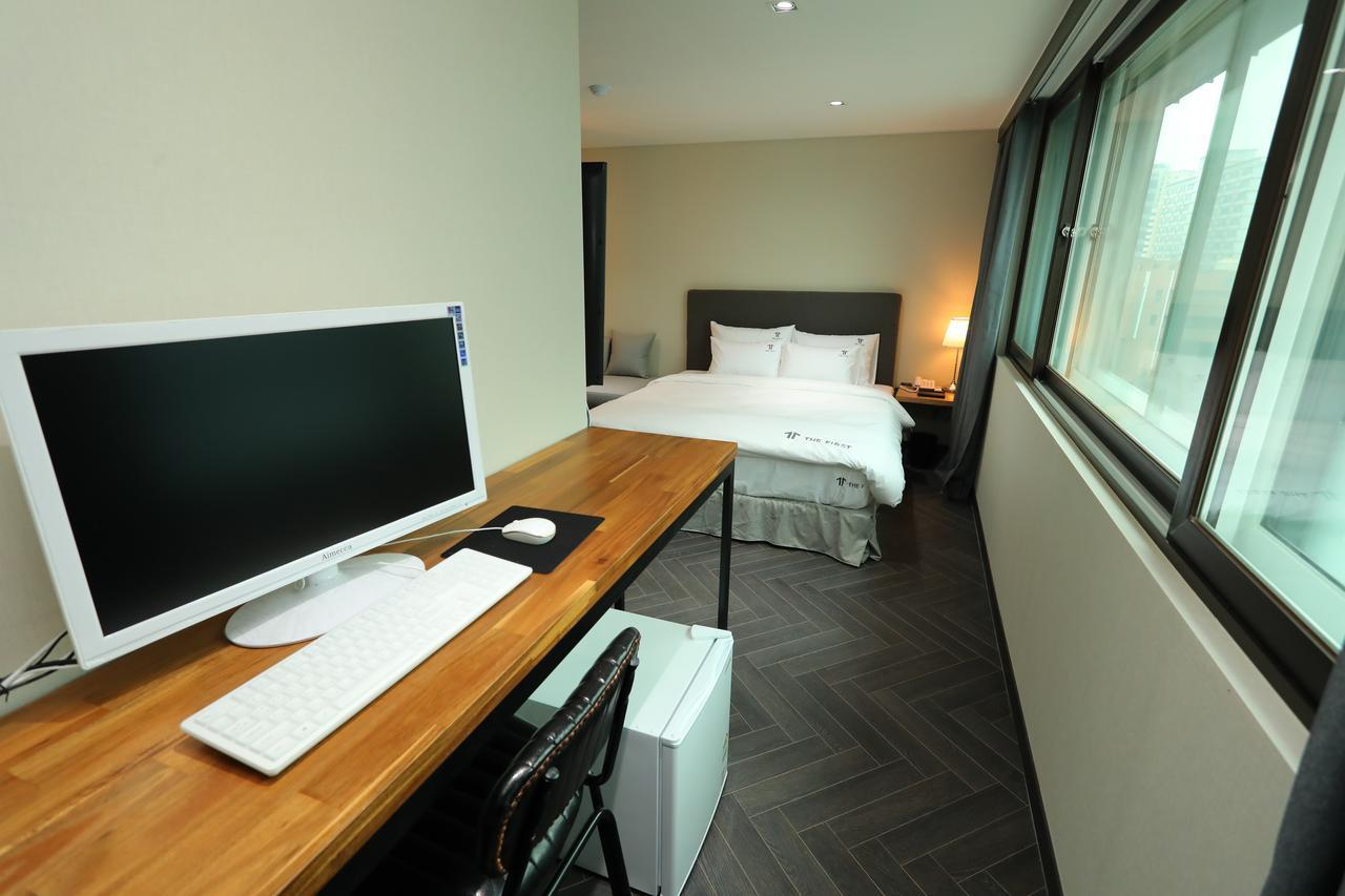 The First Hotel Changwon Bagian luar foto