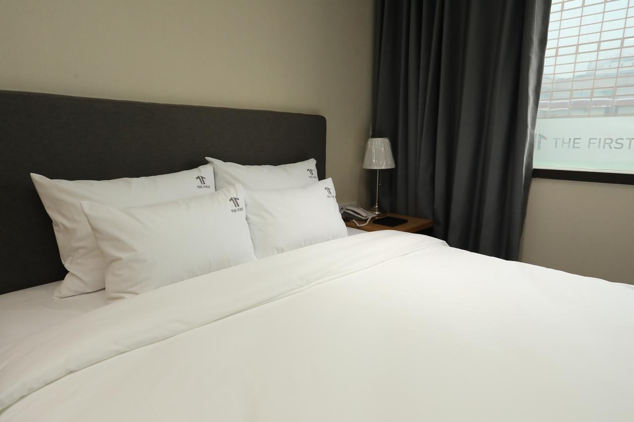 The First Hotel Changwon Bagian luar foto