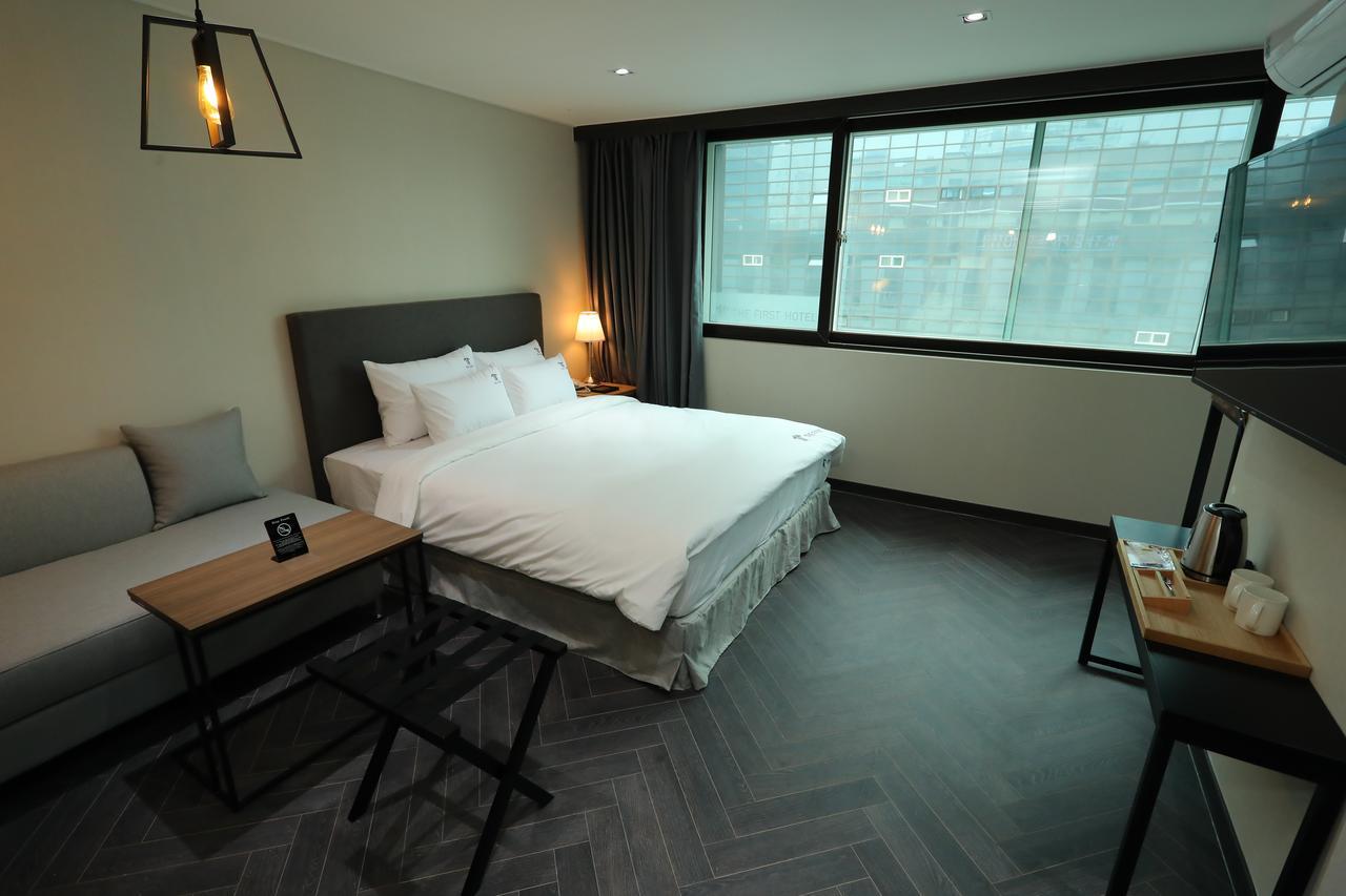 The First Hotel Changwon Bagian luar foto