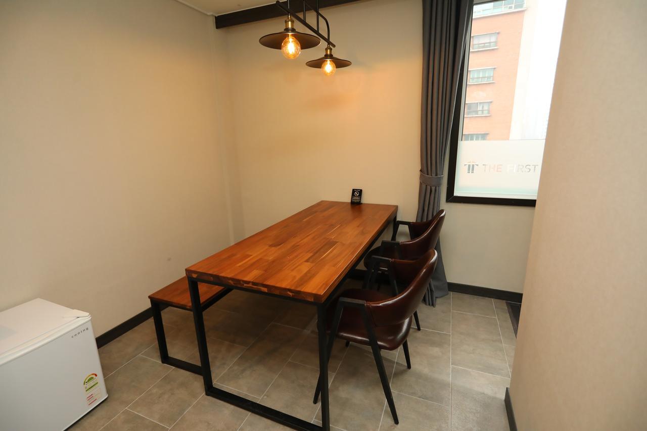 The First Hotel Changwon Bagian luar foto