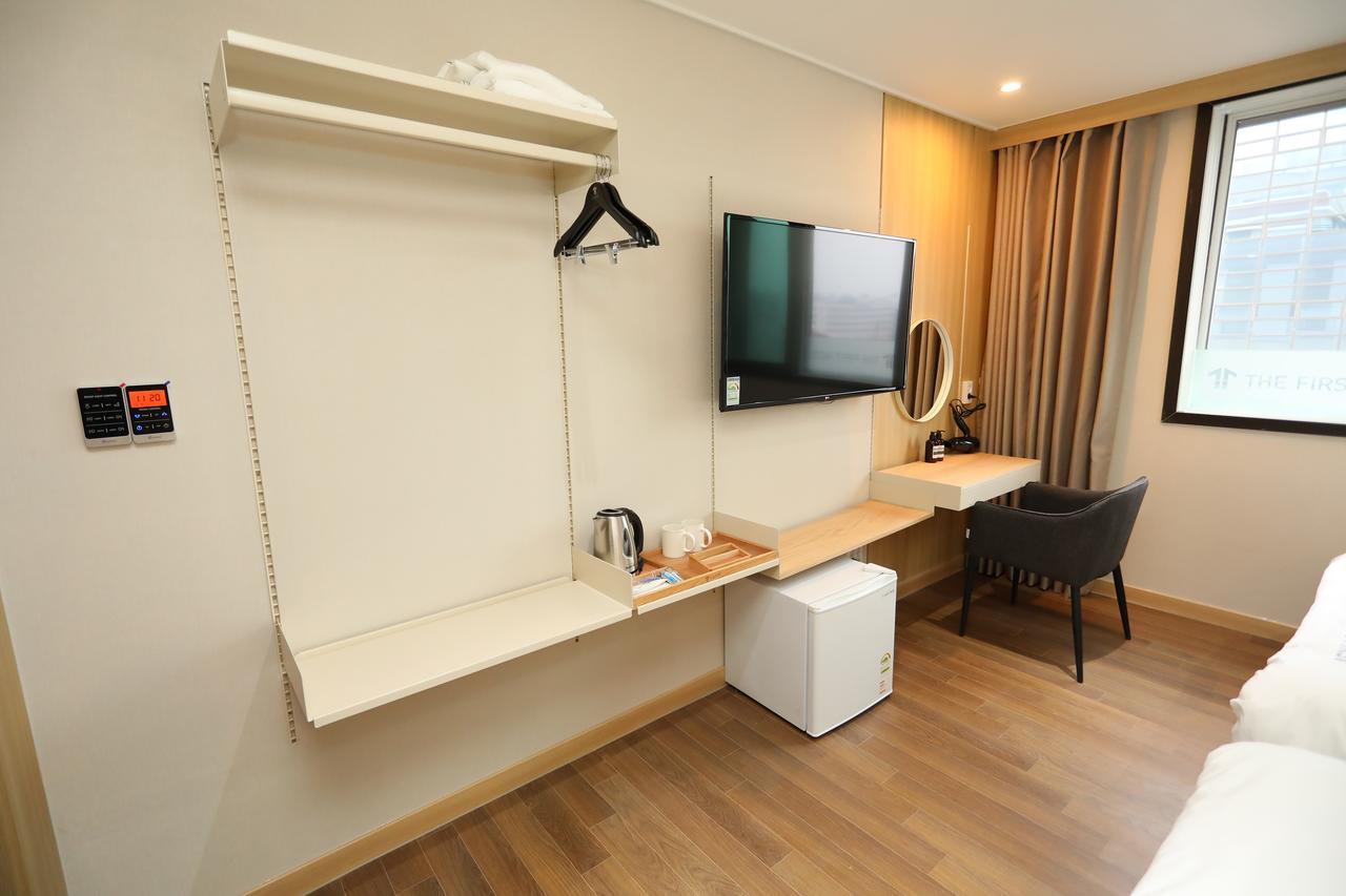 The First Hotel Changwon Bagian luar foto