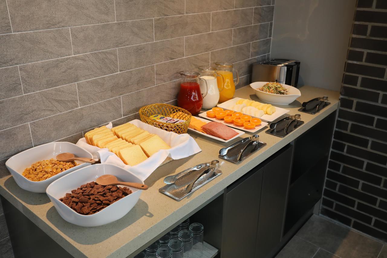 The First Hotel Changwon Bagian luar foto